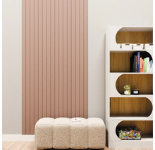 Modern akoestisch paneel met verticale latten in oudroze op een lichte wand naast een witte kast en een gestoffeerde bank.