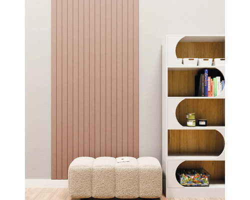 Modern akoestisch paneel met verticale latten in oudroze op een lichte wand naast een witte kast en een gestoffeerde bank.