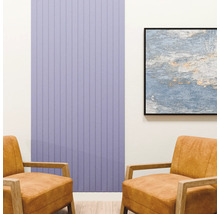 Moderne kamerinrichting met een verticaal wandpaneel met lattenstructuur, twee leren fauteuils met houten frame en een abstract schilderij.
