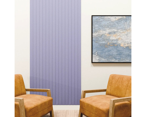 Moderne kamerinrichting met een verticaal wandpaneel met lattenstructuur, twee leren fauteuils met houten frame en een abstract schilderij.