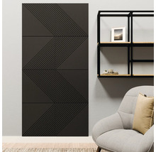 Wandpanelen met een geometrisch patroon van lijnen in een modern ingerichte woonkamer met een rek en een fauteuil.