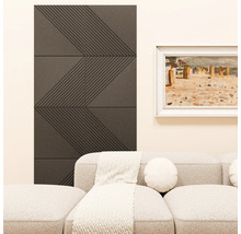 Akoestische wandpanelen met een geometrisch lijnenpatroon op een lichte muur in een moderne woonkamer achter een bank.