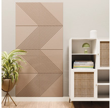 Akoestische wandpanelen met geometrisch patroon in een woonkamer naast een witte kast en een plant op een lichte houten vloer.