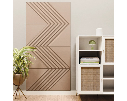 Akoestische wandpanelen met geometrisch patroon in een woonkamer naast een witte kast en een plant op een lichte houten vloer.