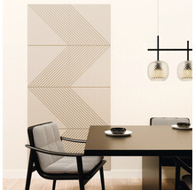 Moderne eetkamer met een gestructureerd wandpaneel in beige, donkere eettafel en beklede stoel met patroon.