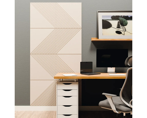 Lichtgekleurde wandpanelen met een geometrisch lijnenpatroon in een modern thuiskantoor naast een houten bureau en witte laden.
