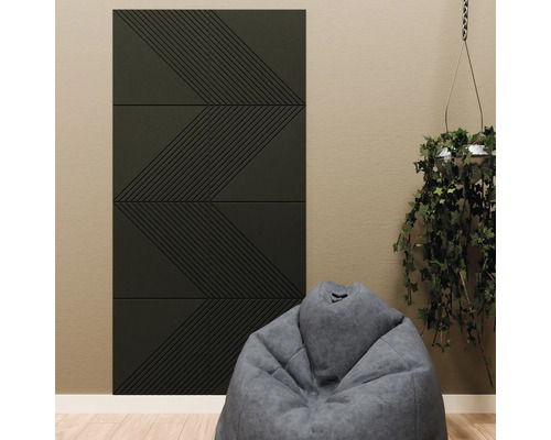 Donkere akoestische panelen met geometrisch zigzagpatroon op een wand in een moderne kamer met grijze zitzak en hangplant.