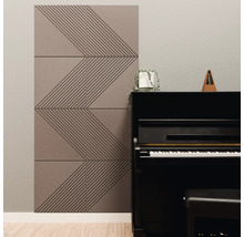 Akoestische panelen met een geometrisch lijnenpatroon aan de muur naast een zwarte piano.
