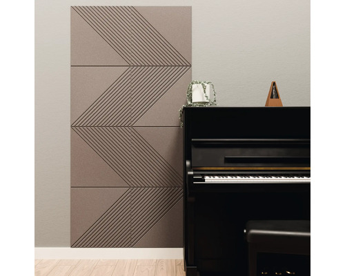 Akoestische panelen met een geometrisch lijnenpatroon aan de muur naast een zwarte piano.