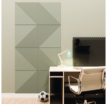 Moderne wandpanelen met geometrisch ribbelpatroon op een kantoormuur naast een bureau met lamp en gaatjesbord.