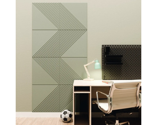 Moderne wandpanelen met geometrisch ribbelpatroon op een kantoormuur naast een bureau met lamp en gaatjesbord.