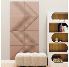 Akoestische panelen met een geometrisch groevenpatroon op een muur in een modern ingerichte kamer naast een kast en een poef.