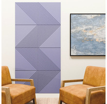 Geometrische akoestische panelen in lila aan een wand in een moderne woonkamer naast een abstract schilderij en twee leren fauteuils.
