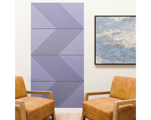 Geometrische akoestische panelen in lila aan een wand in een moderne woonkamer naast een abstract schilderij en twee leren fauteuils.