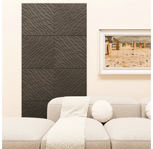 Moderne, lichte woonkamer met gestructureerde wandpanelen met geometrisch golfpatroon, een stoffen bank en een ingelijst schilderij aan de muur.