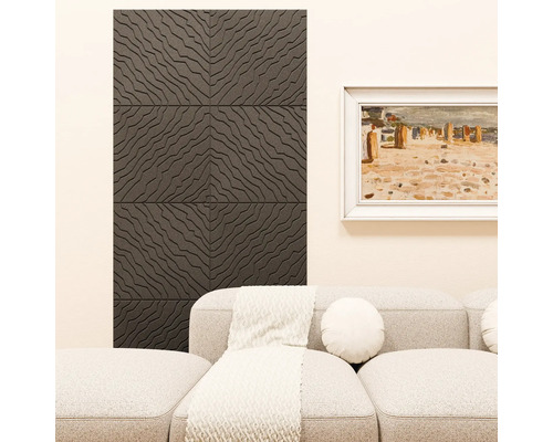 Moderne, lichte woonkamer met gestructureerde wandpanelen met geometrisch golfpatroon, een stoffen bank en een ingelijst schilderij aan de muur.