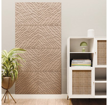 Lichte, moderne woonkamer met driedimensionale wandpanelen met een golfpatroon, een kamerplant en een witte kast met rotan details.