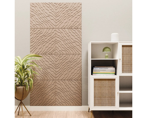Lichte, moderne woonkamer met driedimensionale wandpanelen met een golfpatroon, een kamerplant en een witte kast met rotan details.