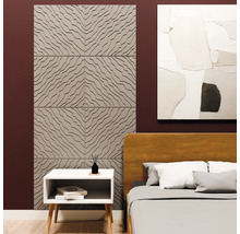 3D-wandpanelen met geometrisch golfpatroon in een slaapkamer naast een bed en een wit nachtkastje.