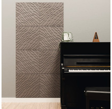 3D-akoestische panelen met golfpatroon op een muur naast een zwarte piano in een lichte kamer met houten vloer.