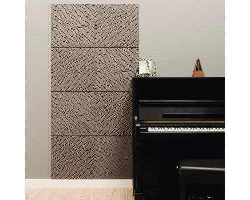 3D-akoestische panelen met golfpatroon op een muur naast een zwarte piano in een lichte kamer met houten vloer.