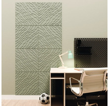 Moderne werkplek met decoratieve 3D akoestische panelen met golfpatroon, bureau, bureaustoel en een zwart gatenbord.