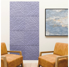 Moderne 3D-wandpanelen met geometrisch golfpatroon in lila in een lichte kamer met twee fauteuils.
