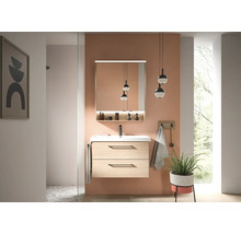 Moderne badkamer met hangend wastafelmeubel in lichte houtlook, witte wastafel, zwarte kraan en verlichte spiegelkast.
