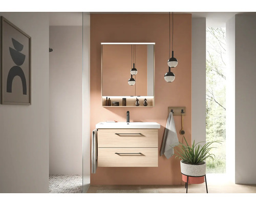 Moderne badkamer met hangend wastafelmeubel in lichte houtlook, witte wastafel, zwarte kraan en verlichte spiegelkast.