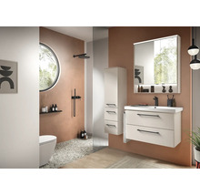 Moderne badkamerset met wit wastafelmeubel, spiegelkast met verlichting, hoge kast en zwarte kranen.