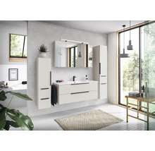 Moderne badkamermeubelset met wastafelmeubel, wit wasbasin, spiegelkast en twee hoge kasten in een lichte, ruime badkamer.