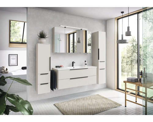 Moderne badkamermeubelset met wastafelmeubel, wit wasbasin, spiegelkast en twee hoge kasten in een lichte, ruime badkamer.