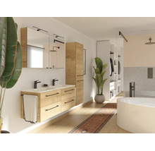 Moderne badkamer met dubbele wastafel in eikenlook, zwarte kranen, spiegelkast, kolomkast en vrijstaand bad.