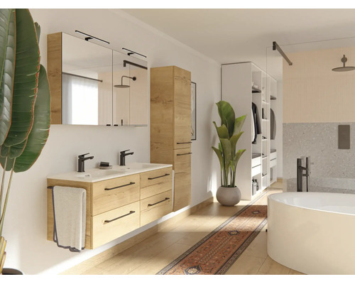 Moderne badkamer met dubbele wastafel in eikenlook, zwarte kranen, spiegelkast, kolomkast en vrijstaand bad.