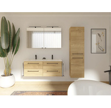 Moderne badkamermeubelset in licht eikenlook met dubbele wastafelonderkast, vier laden, hoge kast en spiegelkast met verlichting.