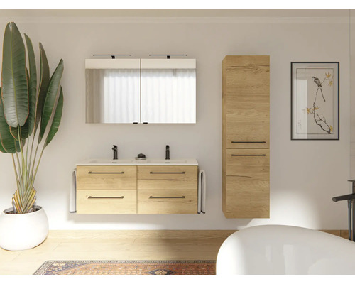 Moderne badkamermeubelset in licht eikenlook met dubbele wastafelonderkast, vier laden, hoge kast en spiegelkast met verlichting.