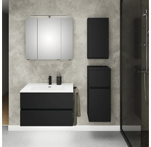 Moderne badkamermeubelset in donkergrijs met wastafelonderkast, witte wastafel, spiegelkast en twee hangkasten in een badkamer met betonlook.