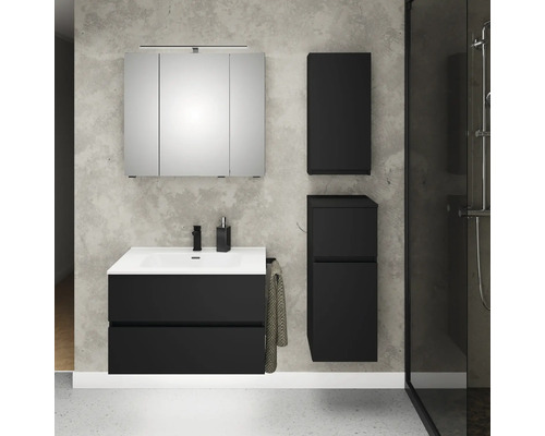 Moderne badkamermeubelset in donkergrijs met wastafelonderkast, witte wastafel, spiegelkast en twee hangkasten in een badkamer met betonlook.