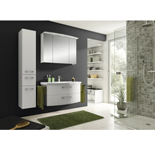 Moderne, lichte badkamer met wit wastafelmeubel, spiegelkast met verlichting, kolomkast en glazen douche voor een donkergrijze wand.