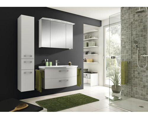 Moderne, lichte badkamer met wit wastafelmeubel, spiegelkast met verlichting, kolomkast en glazen douche voor een donkergrijze wand.