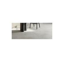 Grootformaat vloertegels in een lichte, moderne ruimte met een minimalistische inrichting.