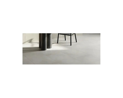 Grootformaat vloertegels in een lichte, moderne ruimte met een minimalistische inrichting.