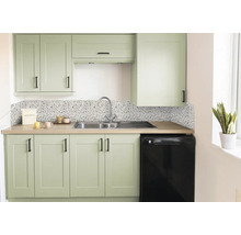 Moderne keuken met saliegroene kasten, zwarte handgrepen, keukenachterwand in terrazzo-look, roestvrijstalen spoelbak en werkblad in houtlook.