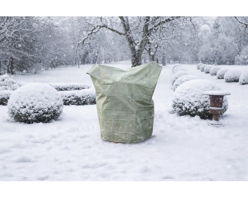 Winterbeschermhoes voor planten in een besneeuwde tuin ter bescherming tegen vorst en kou.