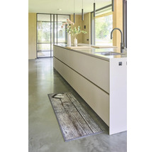 Keukenloper met houtlook en hartmotief voor een wit kookeiland in een lichte, moderne keuken.