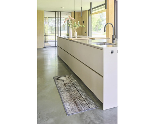 Keukenloper met houtlook en hartmotief voor een wit kookeiland in een lichte, moderne keuken.