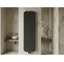 Moderne verticale designradiator in zwart met afgeronde hoeken op een gestructureerde muur in de badkamer.