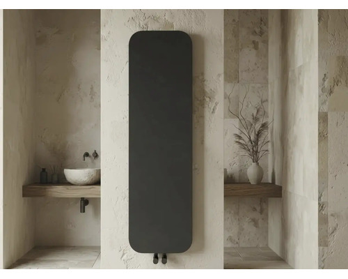 Moderne verticale designradiator in zwart met afgeronde hoeken op een gestructureerde muur in de badkamer.