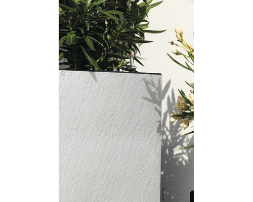 Lechuza plantenbak met steenstructuur, beplant met een oleander en voorzien van een watermeter.