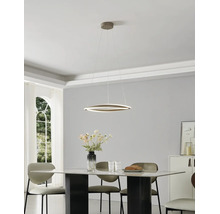 Moderne LED-hanglamp in ringvorm boven een marmeren eettafel in een lichte, minimalistische eetkamer.